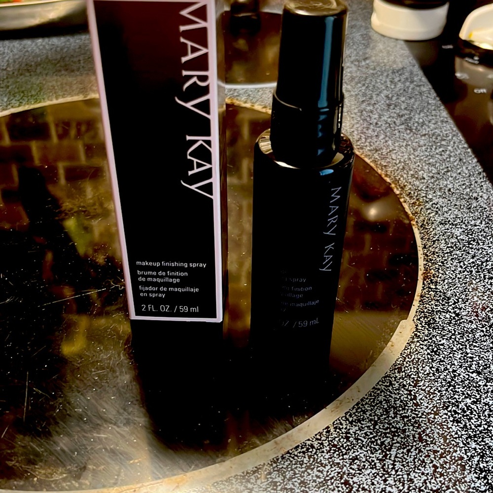 Marykay makeup finishing spray bySkindinavia. 2oz spray bottle.